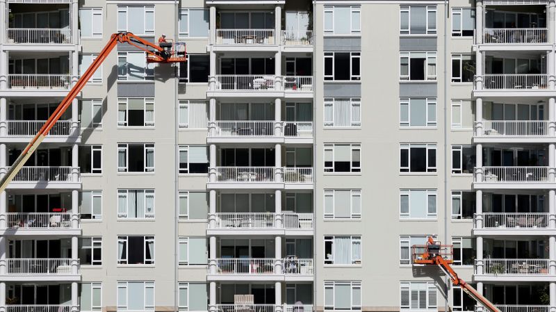 &copy; Reuters. FILE PHOTO: Construction workers put the finishing touches to a new harbourside apartment building in Sydney