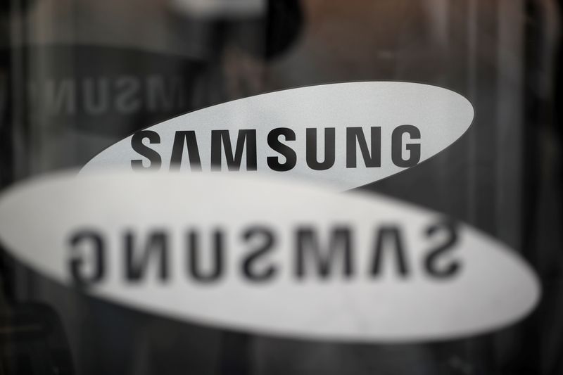 &copy; Reuters. FILE PHOTO: The logo of Samsung Electronics is seen at its office building in Seoul