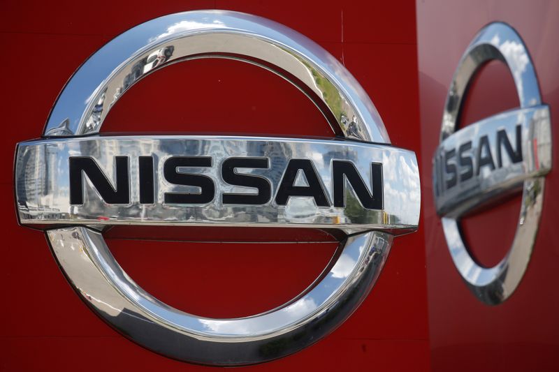 © Reuters. FILE PHOTO: A logo of Japan car manufacturer Nissan is pictured at a dealership Kyiv