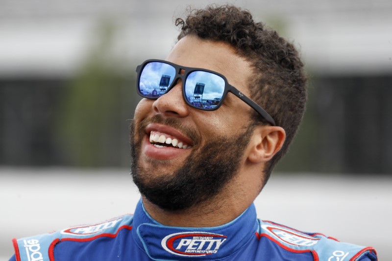 &copy; Reuters. IMAGEN DE ARCHIVO. Bubba Wallace sonríe desde la fila de boxes antes del Pocono Organics 325 en Pocono Raceway. Long Pond, Pennsylvania, EEUU