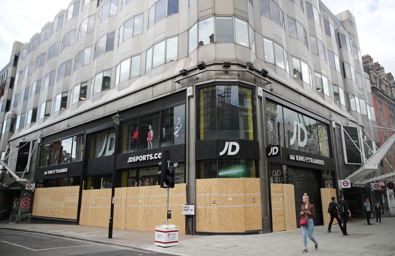 &copy; Reuters. FILE PHOTO: Shops are seen boarded up in Oxford Street, in London