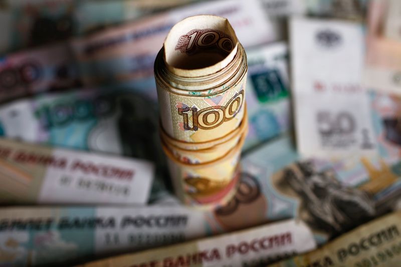 &copy; Reuters. Рублевые банкноты