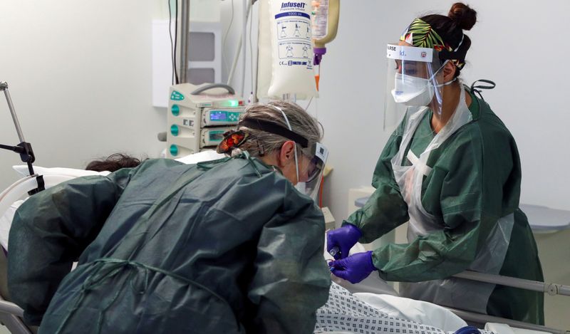 © Reuters. FILE PHOTO: Nurses care for a patient in an Intensive Care ward treating victims of the coronavirus disease (COVID-19) in Frimley Park Hospital in Surrey
