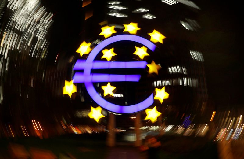 &copy; Reuters. Символ евро на фоне бывшей штаб-квартиры ЕЦБ во Франкфурте-на-Майне