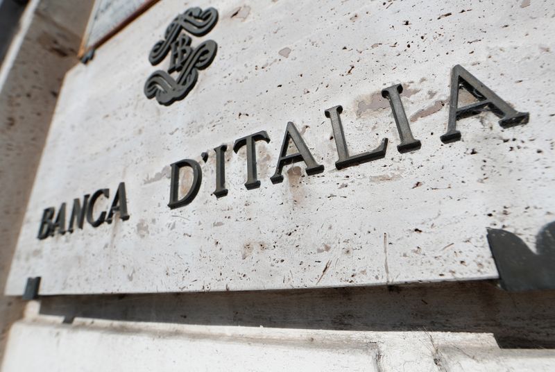 &copy; Reuters. FOTO DE ARCHIVO: Una señal del Banco de Italia en el centro de Roma