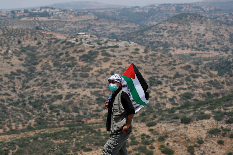 &copy; Reuters. Palestinians protest against Jewish settlements, in Biddy in the Israeli-occupied West Bank