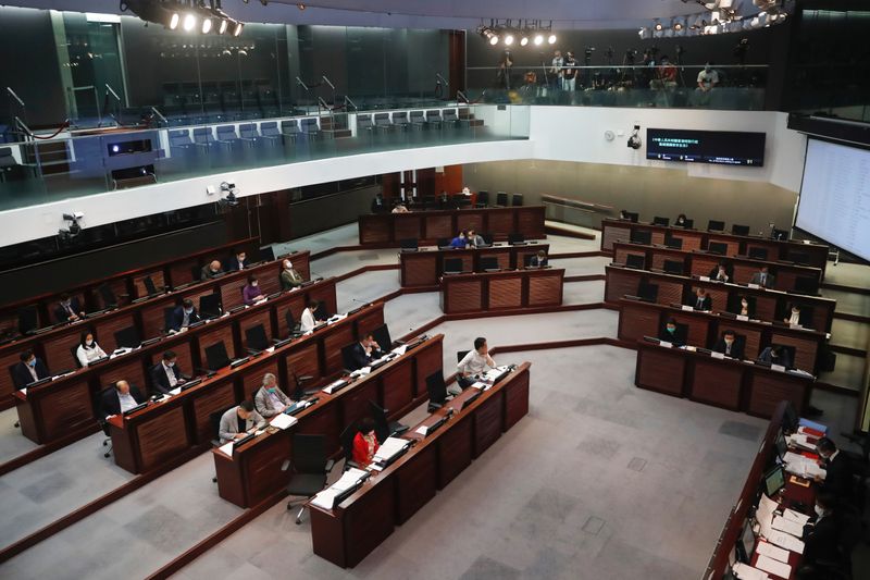 &copy; Reuters. Los legisladores asisten a una reunión para debatir la ley de seguridad nacional en el Consejo Legislativo, en Hong Kong, China