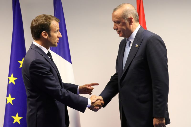 © Reuters. FILE PHOTO: France's President Emmanuel Macron shakes hands with Turkey's President Recep Tayyip Erdogan ahead of a bilateral meeting on the sidelines of a NATO summit in Brussels in 2018