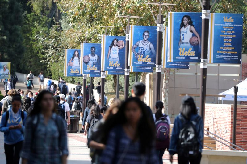 &copy; Reuters. Estudantes da Universidade da Califórnia Los Angeles (UCLA) caminham no campus da instituição em Los Angeles