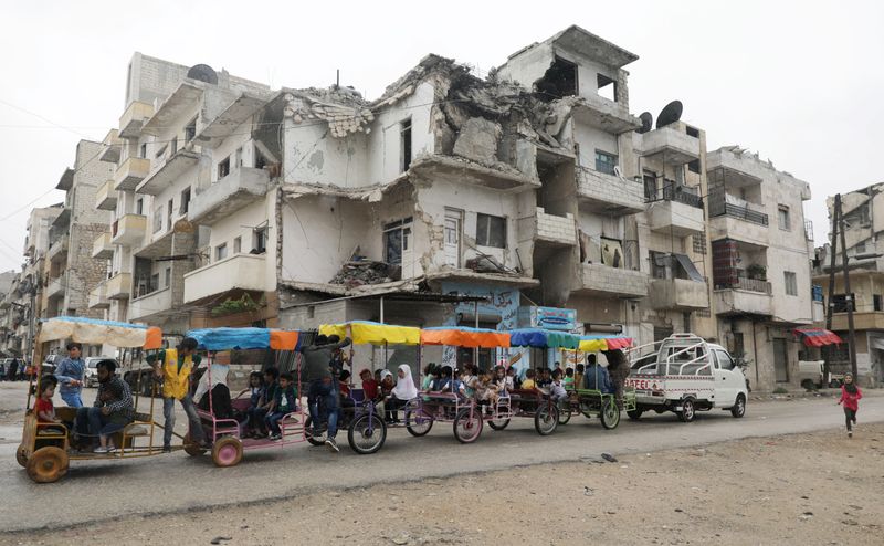 © Reuters. Поврежденное здание в городе Идлиб на северо-западе Сирии