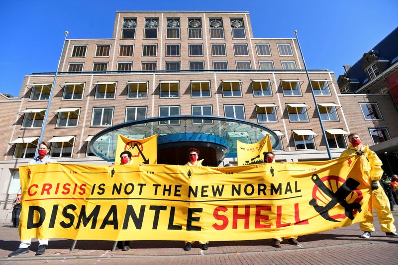 © Reuters. FILE PHOTO: Protesters shout during a demonstration outside of the Shell headquarters, in The Hague