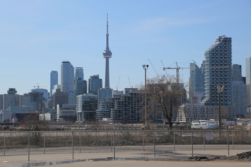 © Reuters. The downtown skyline and CN Tower are seen past the eastern waterfront area of Toronto