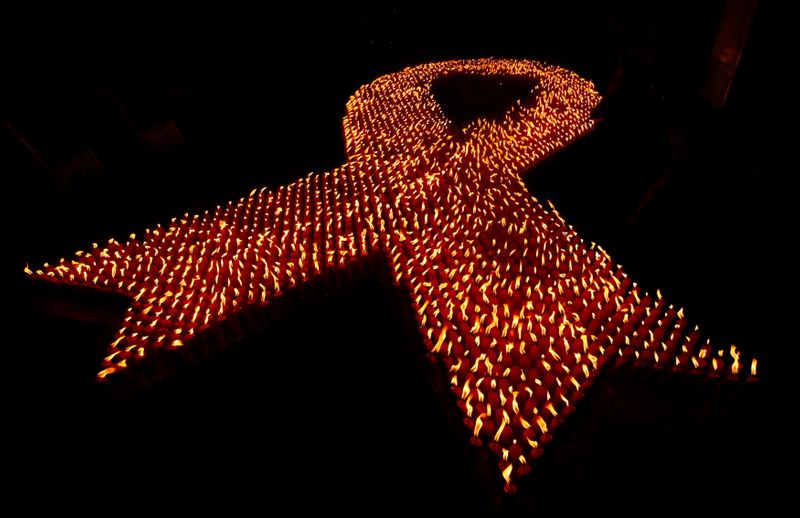 &copy; Reuters. Cerca de 2.880 velas são acesas durante evento do Dia Mundial da Aids em Jacarta