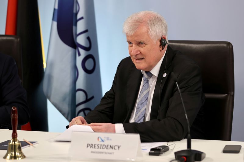 © Reuters. FILE PHOTO: Germany's Interior Minister Horst Seehofer hosts a meeting of European justice and home affairs ministers during Germany's EU council presidency, in Berlin