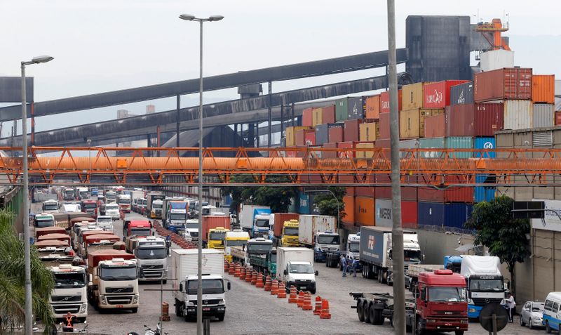 © Reuters. Caminhões em fila no porto de Santos (SP)