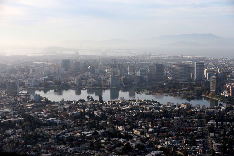 &copy; Reuters. FILE PHOTO: The city of Oakland is seen, California