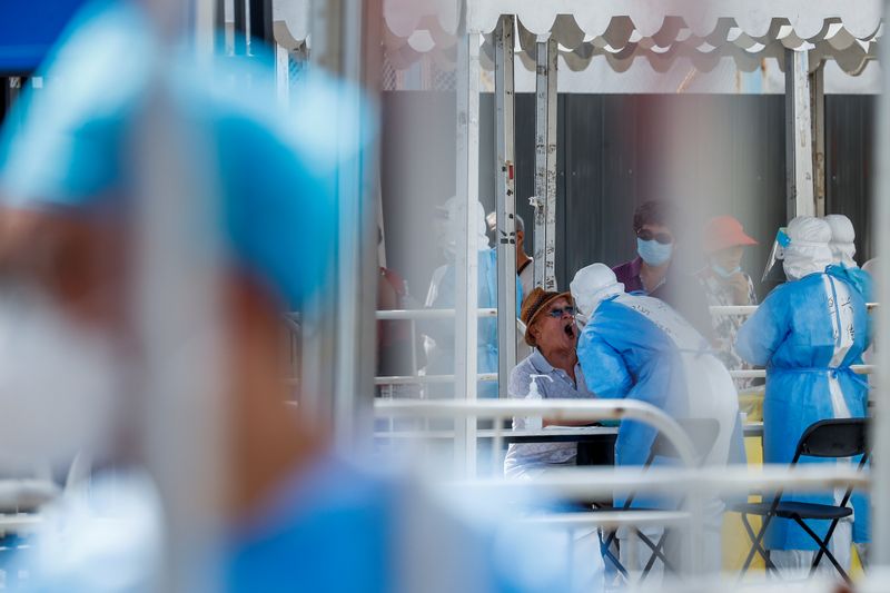 &copy; Reuters. Foto de archivo ilustrativa de trabajadores de salud haciendo controles en Pekín en medio de la pandemia de coronavirus