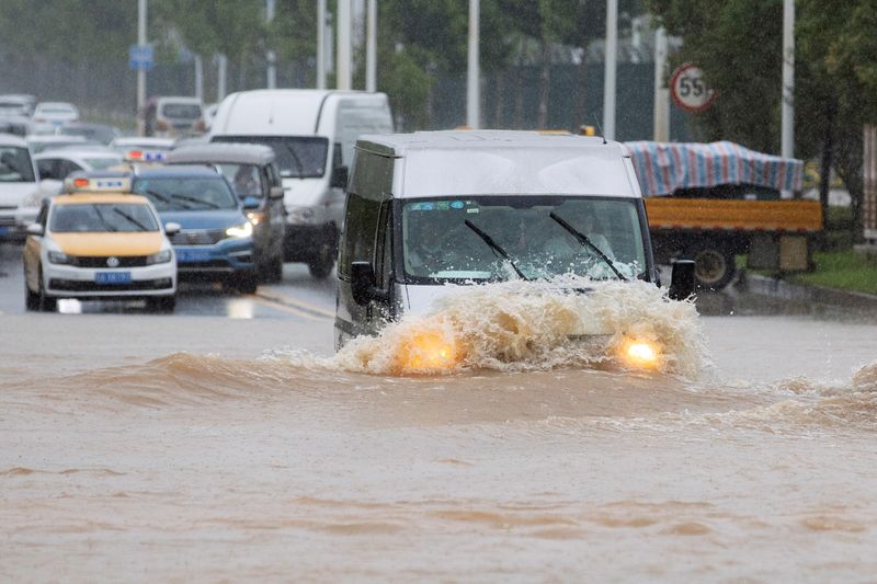 &copy; Reuters. 中国、洪水警戒レベル引き上げ　連日の大雨で被害拡大