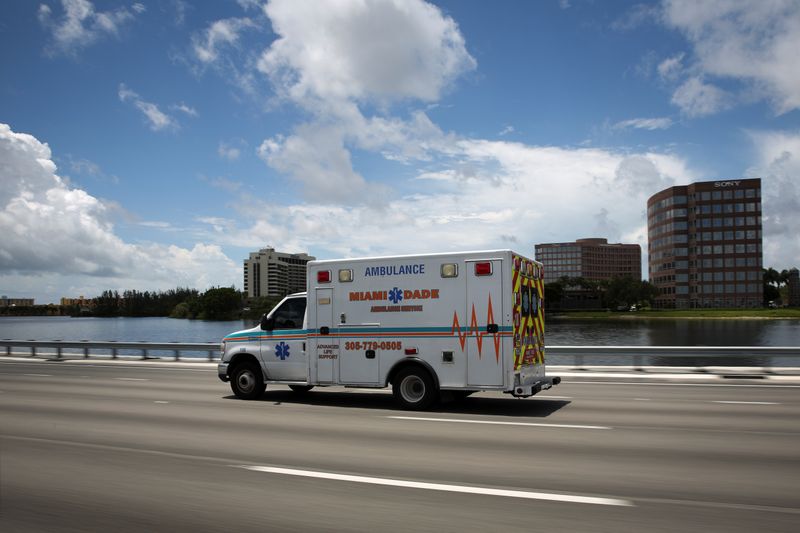 &copy; Reuters. Ambulância em via expressa de Miami