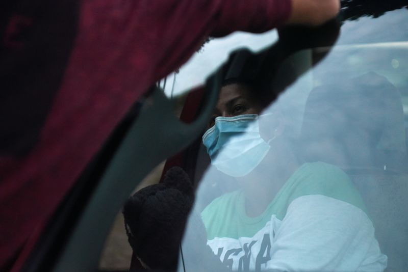 © Reuters. People wait in long lines for COVID-19 testing in Houston