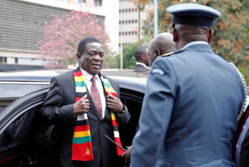 © Reuters. بيان: اتهام وزير صحة زيمبابوي بالفساد وعزله