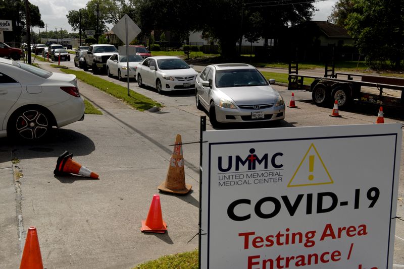 &copy; Reuters. People wait in long lines for COVID-19 testing in Houston