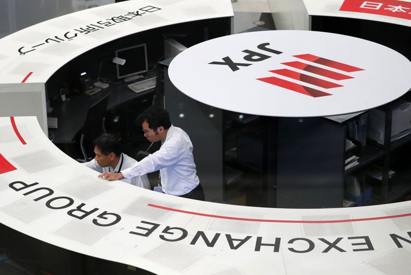 &copy; Reuters. Employees of the Tokyo Stock Exchange work at the bourse in Tokyo