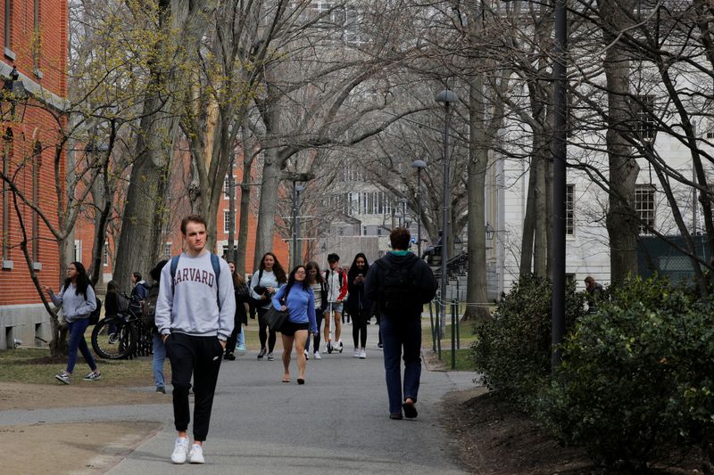 &copy; Reuters. 米大学、対応急ぐ　オンライン履修のみの留学生は「滞在不許可」