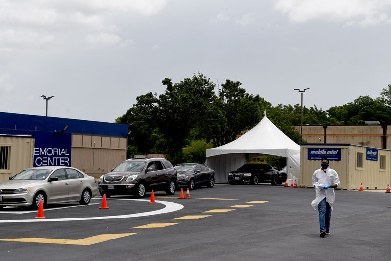 &copy; Reuters. Personas esperando en autos para realizarse pruebas para detectar COVID-19 en Houston, Texas, EEUU
