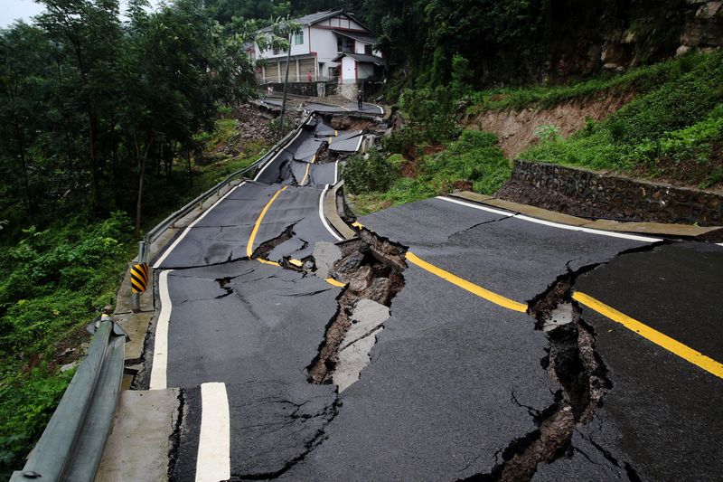 © Reuters. انهيار أرضي يدفن 9 أشخاص في إقليم هوبي الصيني بعد أمطار غزيرة