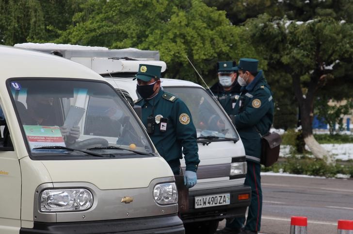 &copy; Reuters. Сорудники правоохранительных органов проверяют документы водителей на КПП в Ташкенте