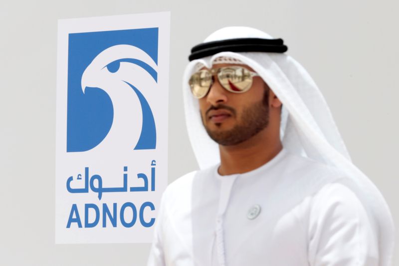 &copy; Reuters. Мужчина на фоне логотипа ADNOC в Рувайсе