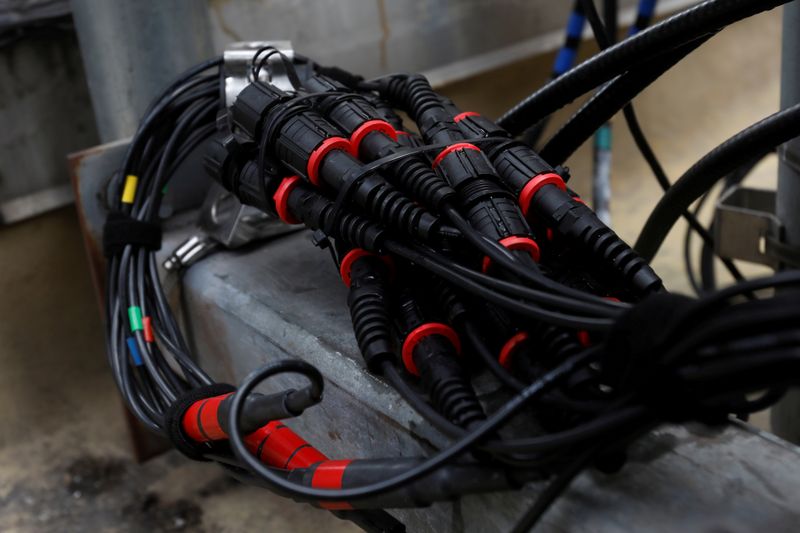 © Reuters. FILE PHOTO: Fiber cables are seen beneath a Massive MIMO, a multiple input and output radio antenna combo for 4G and 5G, manufactured by Nokia on top of a building in New York City