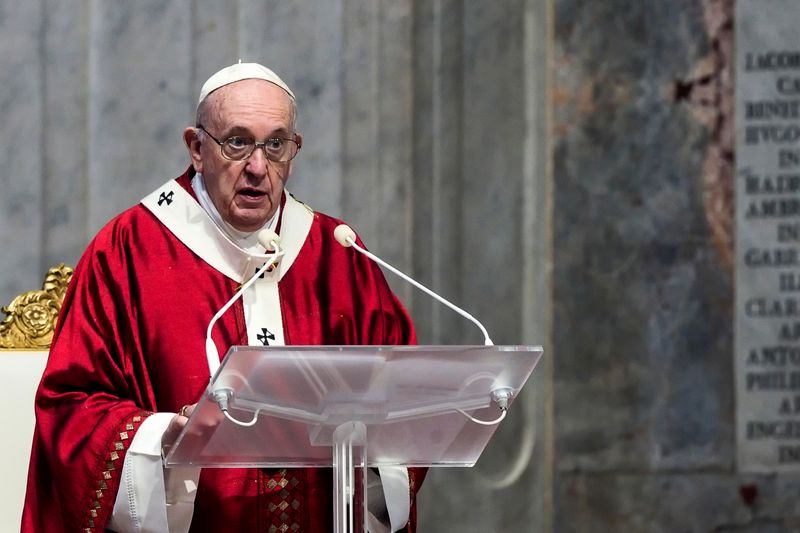 © Reuters. FILE PHOTO: Pope Francis celebrates the Mass of Saint Peter and Paul, in St. Peter's Basilica, at the Vatican