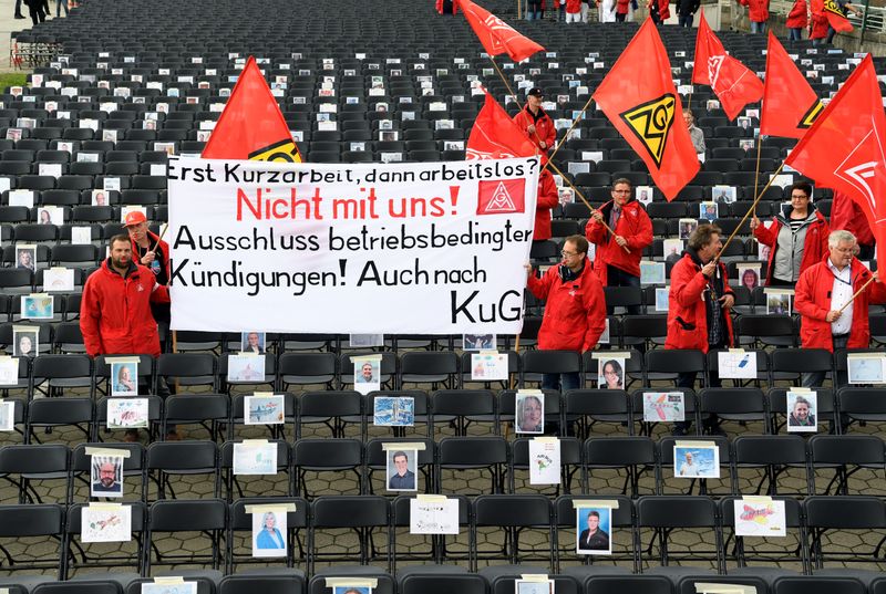 © Reuters. Airbus employees protest against the planned reduction of jobs in Hamburg