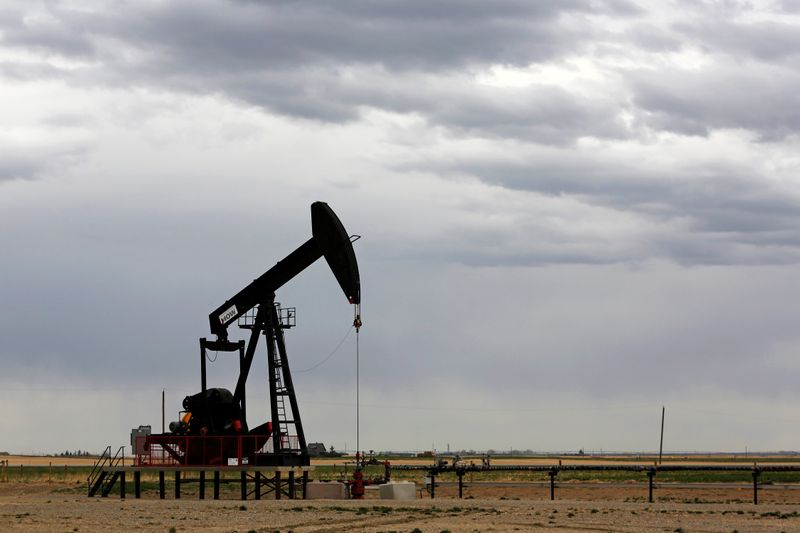 &copy; Reuters. Una pompa petrolifera TORC Oil &amp; Gas presso Granum, in Alberta, Canada
