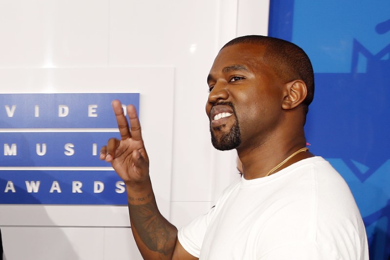 &copy; Reuters. El rapero estadounidense Kanye West saluda a los medios durante una premiación de la industria de la música en Nueva York. FOTO DE ARCHIVO. REUTERS/Lucas Jackson