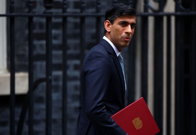 &copy; Reuters. Il ministro delle Finanze del Regno Unito Rishi Sunak fuori Downing Street a Londra