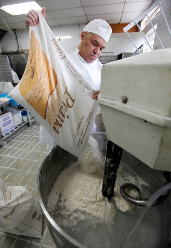 © Reuters. Trabalhador utiliza farinha de trigo na fabricação de pães em São Paulo (SP)