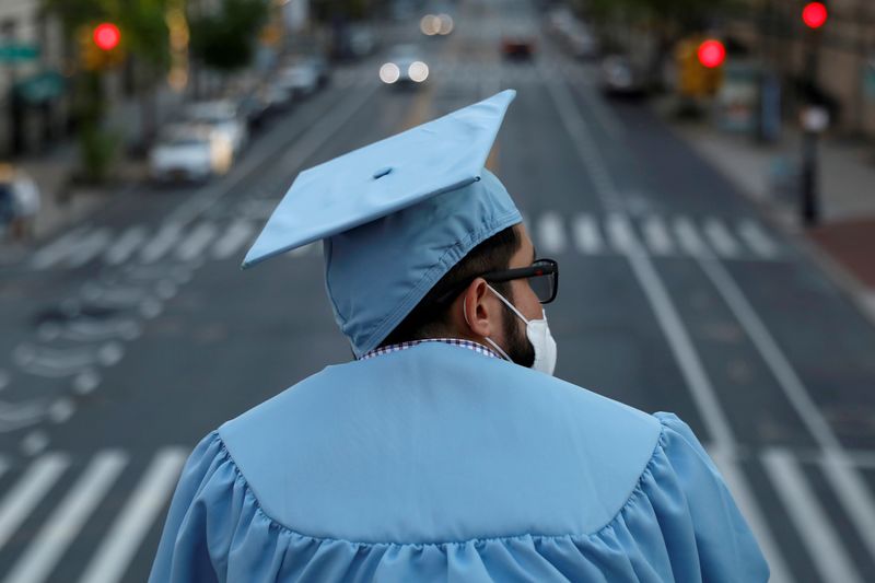 &copy; Reuters. FILE PHOTO: Graduates gather at Columbia University during coronavirus disease (COVID-19) outbreak in Manhattan, New York City