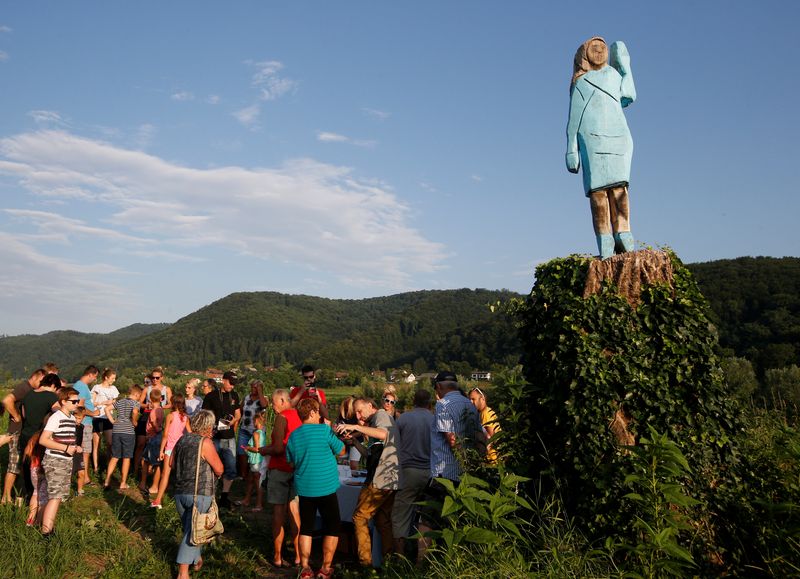 © Reuters. FILE PHOTO: Life-size wooden sculpture of U.S. first lady Melania Trump is officially unveiled in Rozno, near her hometown of Sevnica