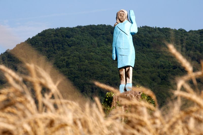 &copy; Reuters. Estátua de madeira em tamanho real da primeira-dama dos EUA, Melania Trump, em Rozno, perto da cidade natal dela, Sevnica, na Eslovênia