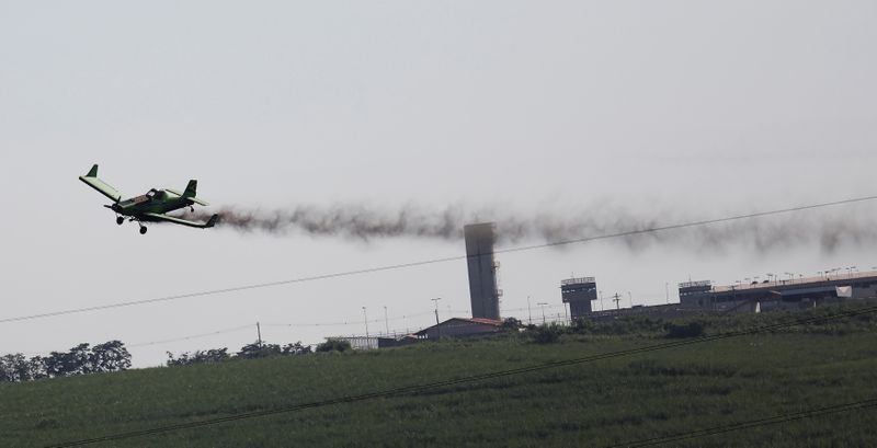 &copy; Reuters. Aplicação de fertilizantes em plantio de cana-de-açúcar em Piracicaba (SP)