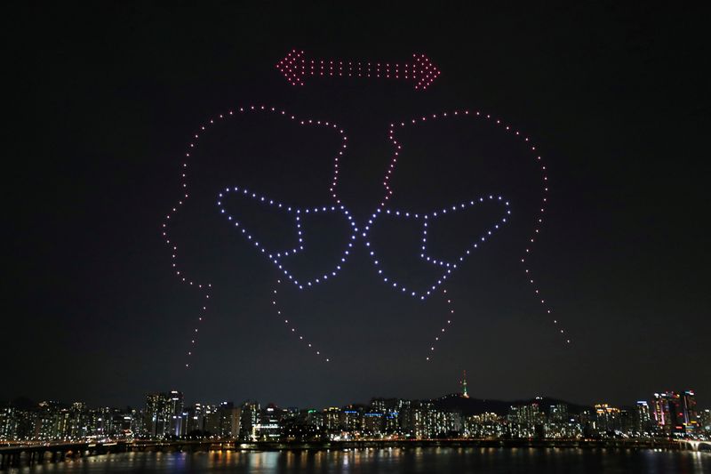 &copy; Reuters. 韓国ソウル、ドローン300機のコロナ予防メッセージが夜空飾る