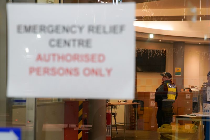 &copy; Reuters. Oficiales de policía se reúnen en el interior de un centro de ayuda de emergencia en Melbourne, Australia, el 8 de julio de 2020