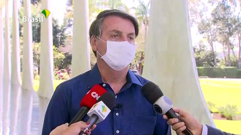 &copy; Reuters. Foto del martes del presidente de Brasil,  Jair Bolsonaro, confirmando que tiene coronavirus