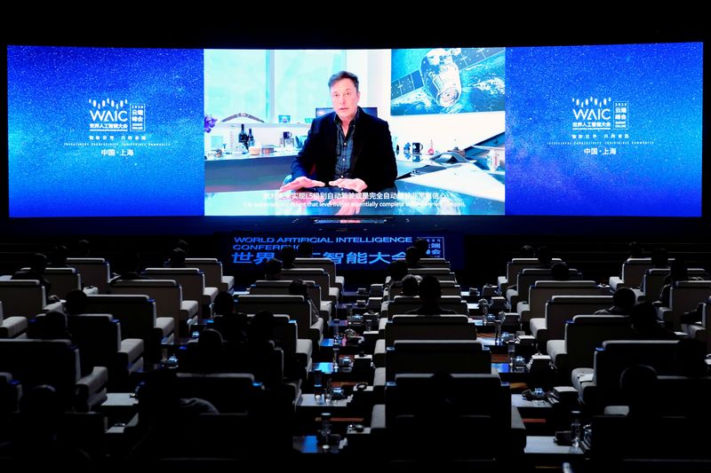 &copy; Reuters. FOTO DE ARCHIVO: El CEO de Tesla, Elon Musk, durante la ceremonia de apertura de la Conferencia Mundial de Inteligencia Artificial (WAIC) en Shanghai, China, el 9 de julio de 2020