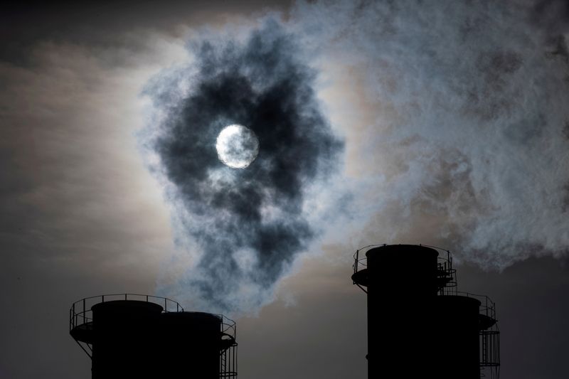 &copy; Reuters. FOTO DE ARCHIVO: El sol brilla a través del vapor que sale de las chimeneas de una central eléctrica en Moscú, Rusia, el 13 de noviembre de 2019