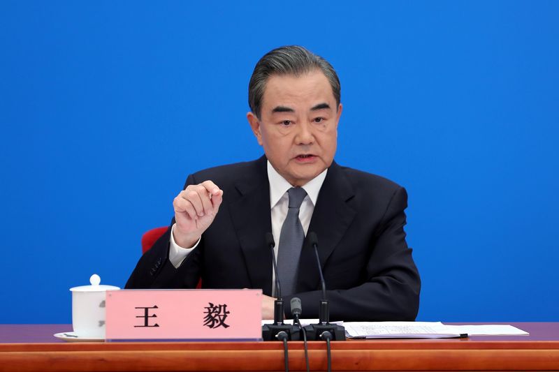 &copy; Reuters. FOTO DE ARCHIVO: El diplomático chino Wang en una conferencia de prensa celebrada al margen del Congreso Nacional del Pueblo (NPC) en Pekín, China, el 24 de mayo de 2020