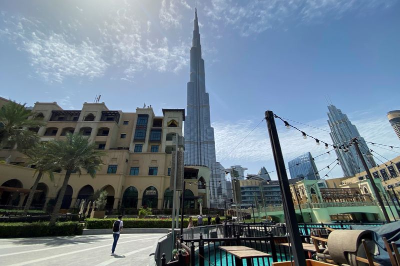 &copy; Reuters. FILE PHOTO: People walk outside Dubai mall after the UAE government eased a curfew and allowed stores to open, following the outbreak of the coronavirus disease (COVID-19) in Dubai